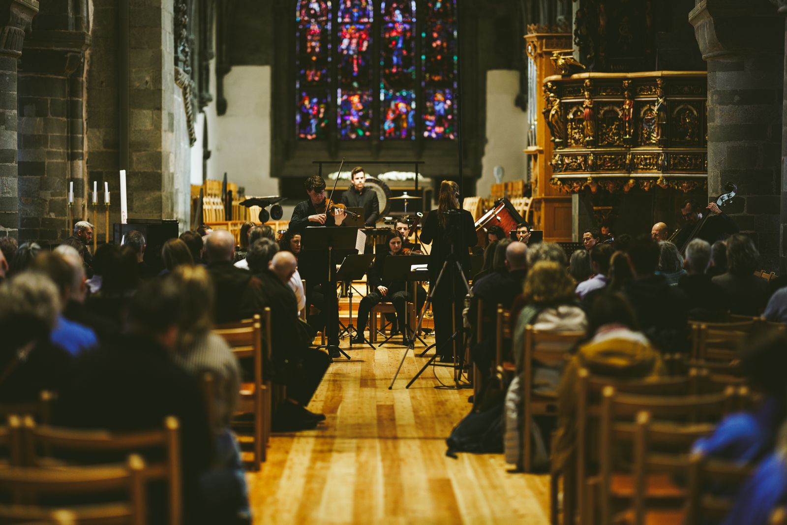Insimul spiller for fullsatt sal i Stavanger domkirke, sett fra midtgangen mot koret